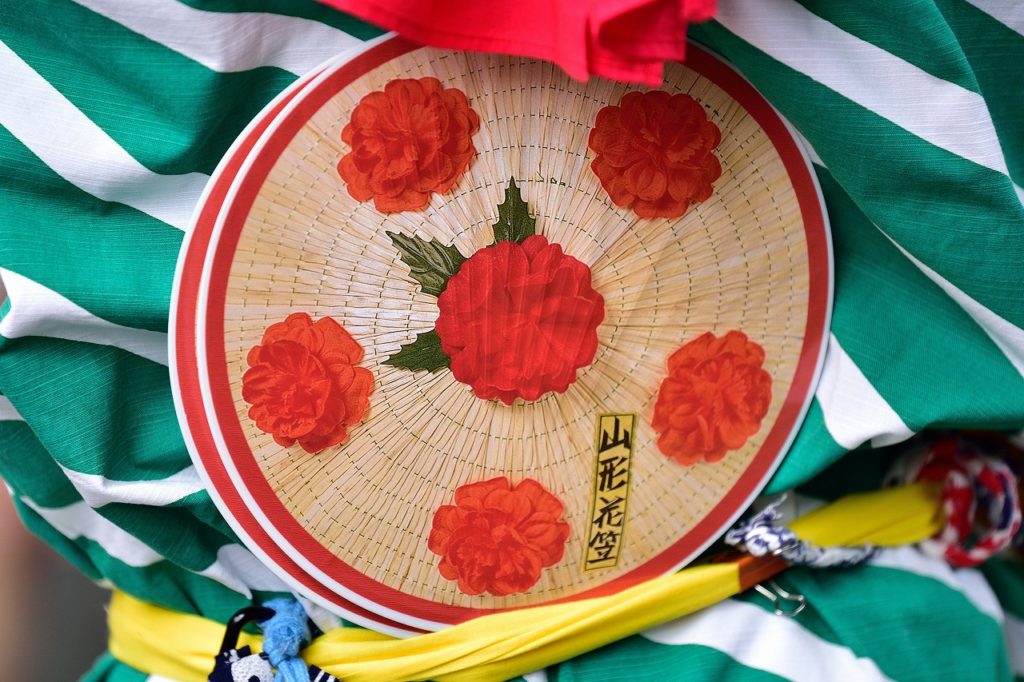 華やかな夏の風物詩 山形県の花笠まつり