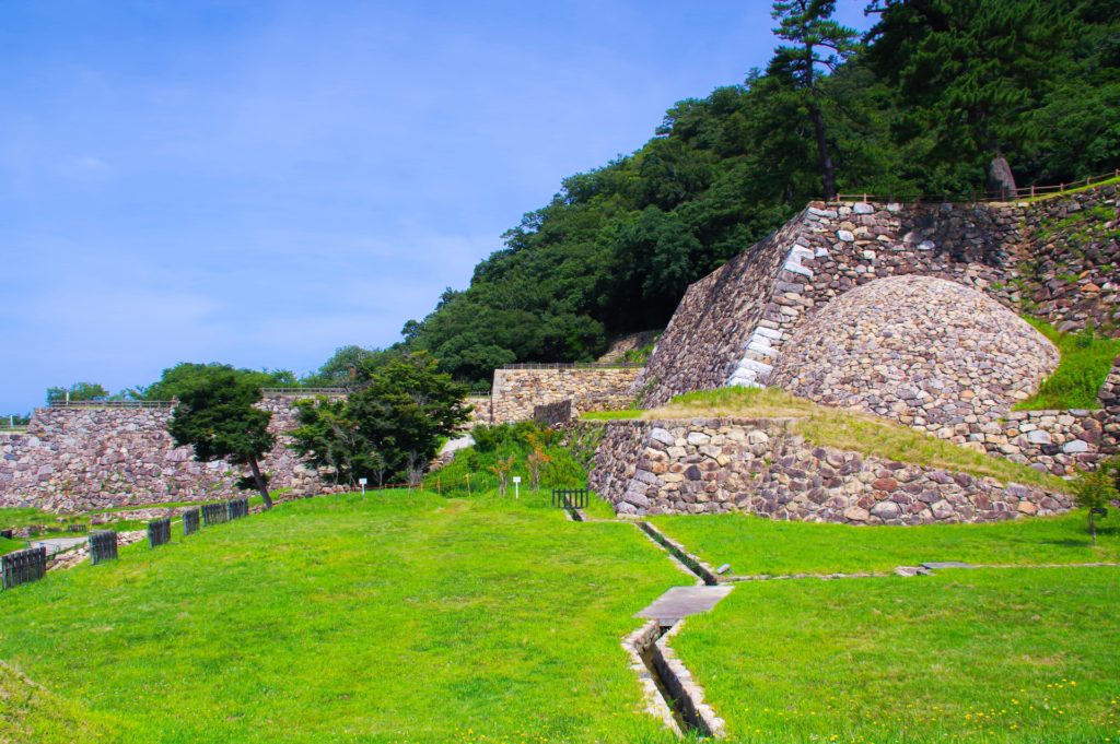 さまざまな時代の石垣が残る城郭の博物館 鳥取城の歴史