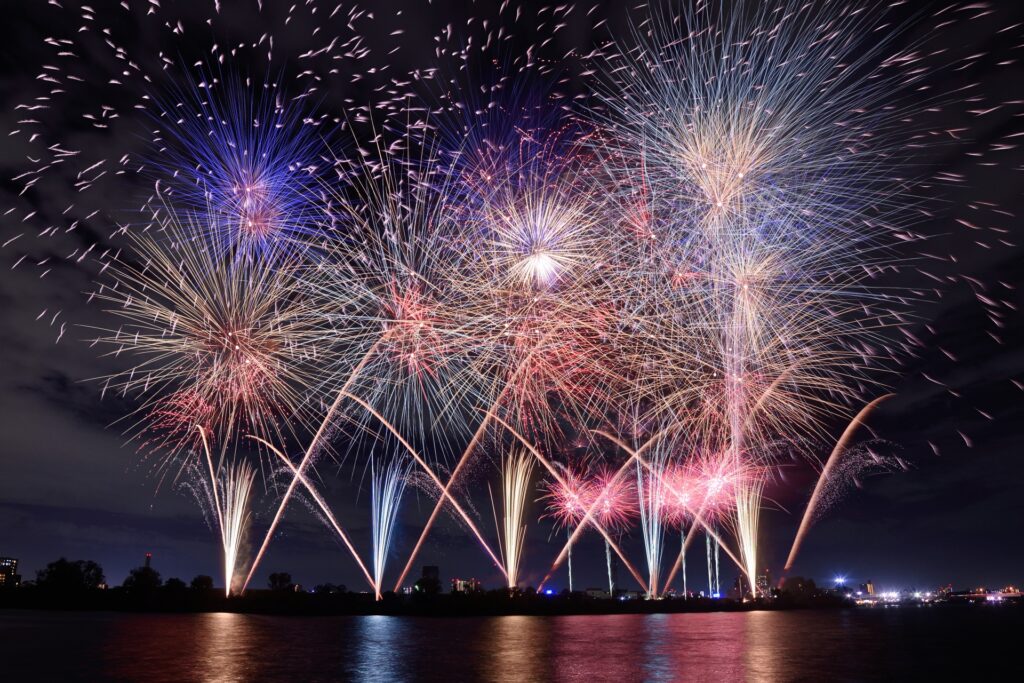 夏の夜空を彩る！花火大会を楽しむためのホテル選び・早期予約のコツ